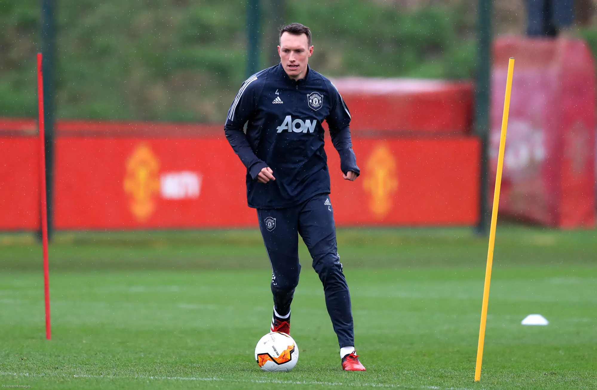 Phil Jones trollé par Twitter