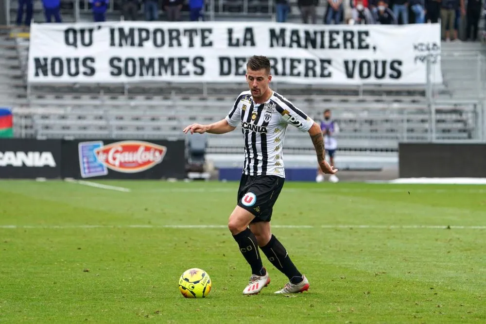 Santamaria file à Fribourg