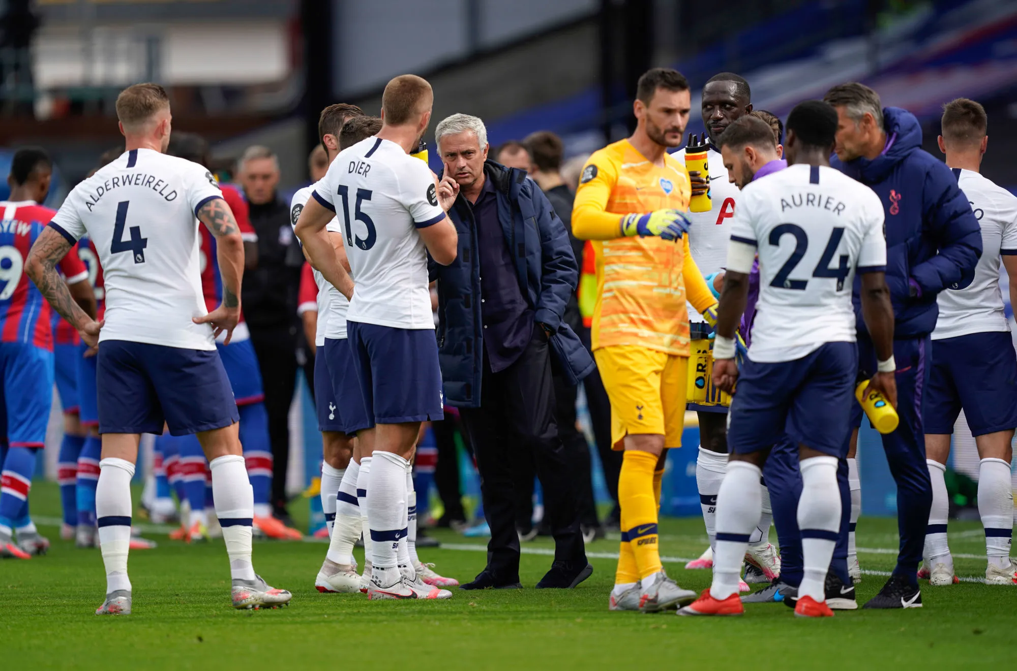 Les joueurs de Tottenham grimpent sur le toit de leur stade