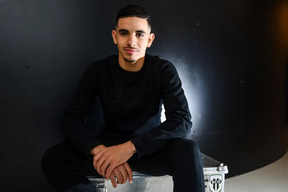 Rayan Aït-Nouri file à Wolverhampton