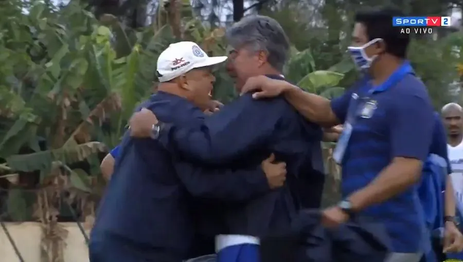 La fausse bagarre de deux entraîneurs au Brésil