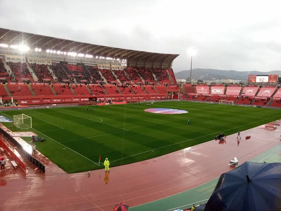 Des jeunes surpris en train de faire des dérapages sur la pelouse de Majorque