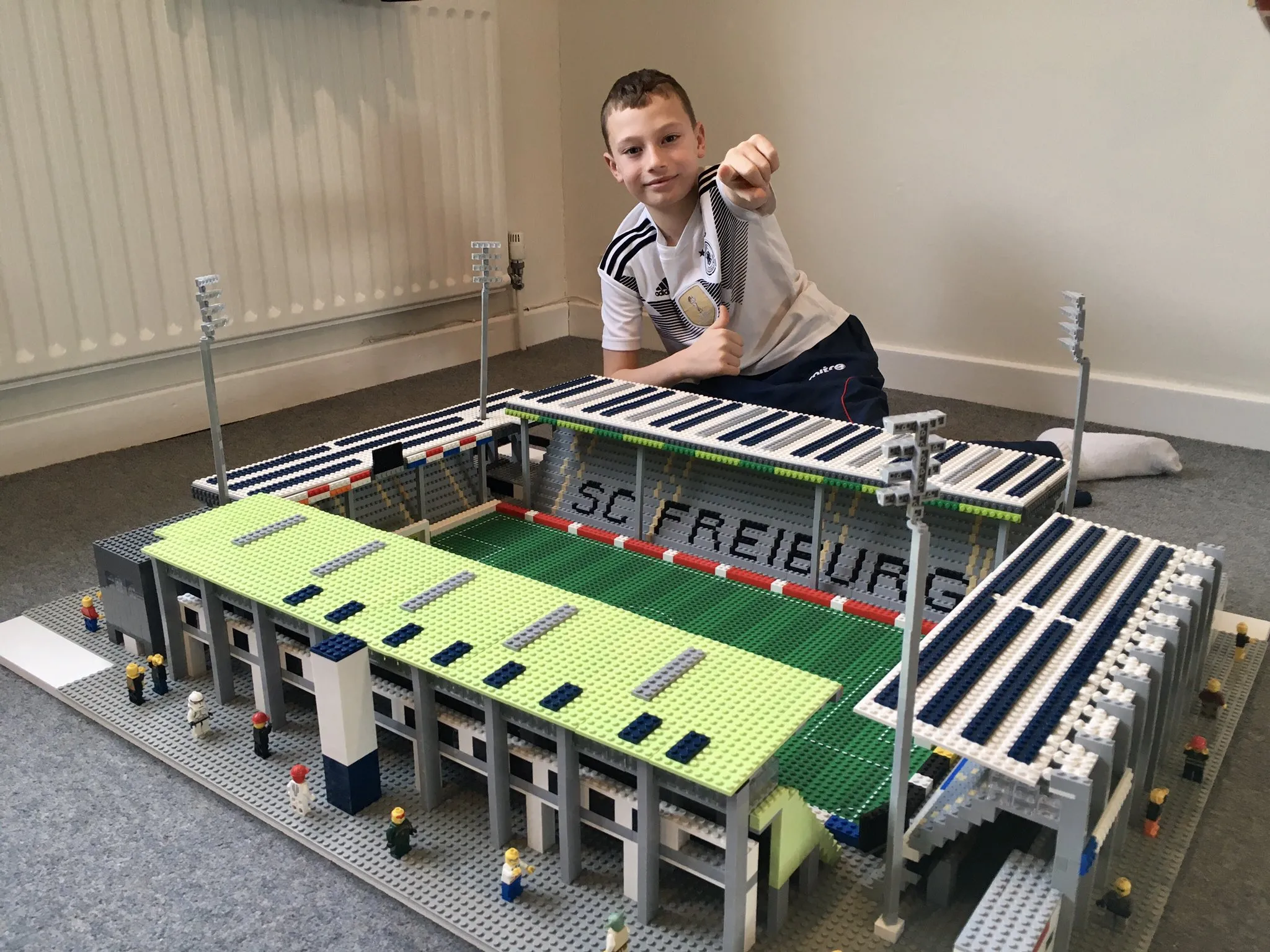 Ce jeune anglais de dix ans reproduit des stades en Lego: le