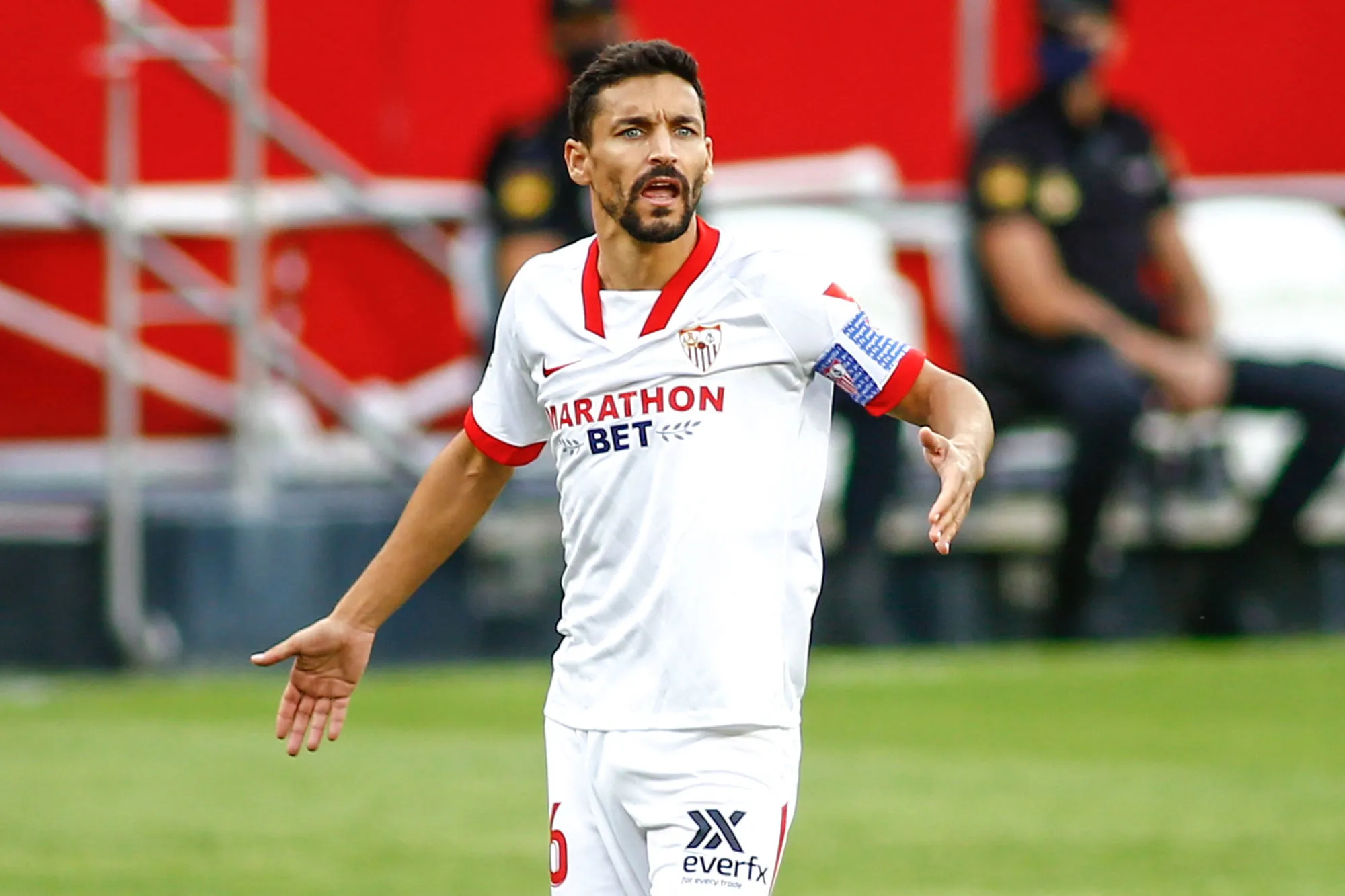 Séville tape Levante sur le gong