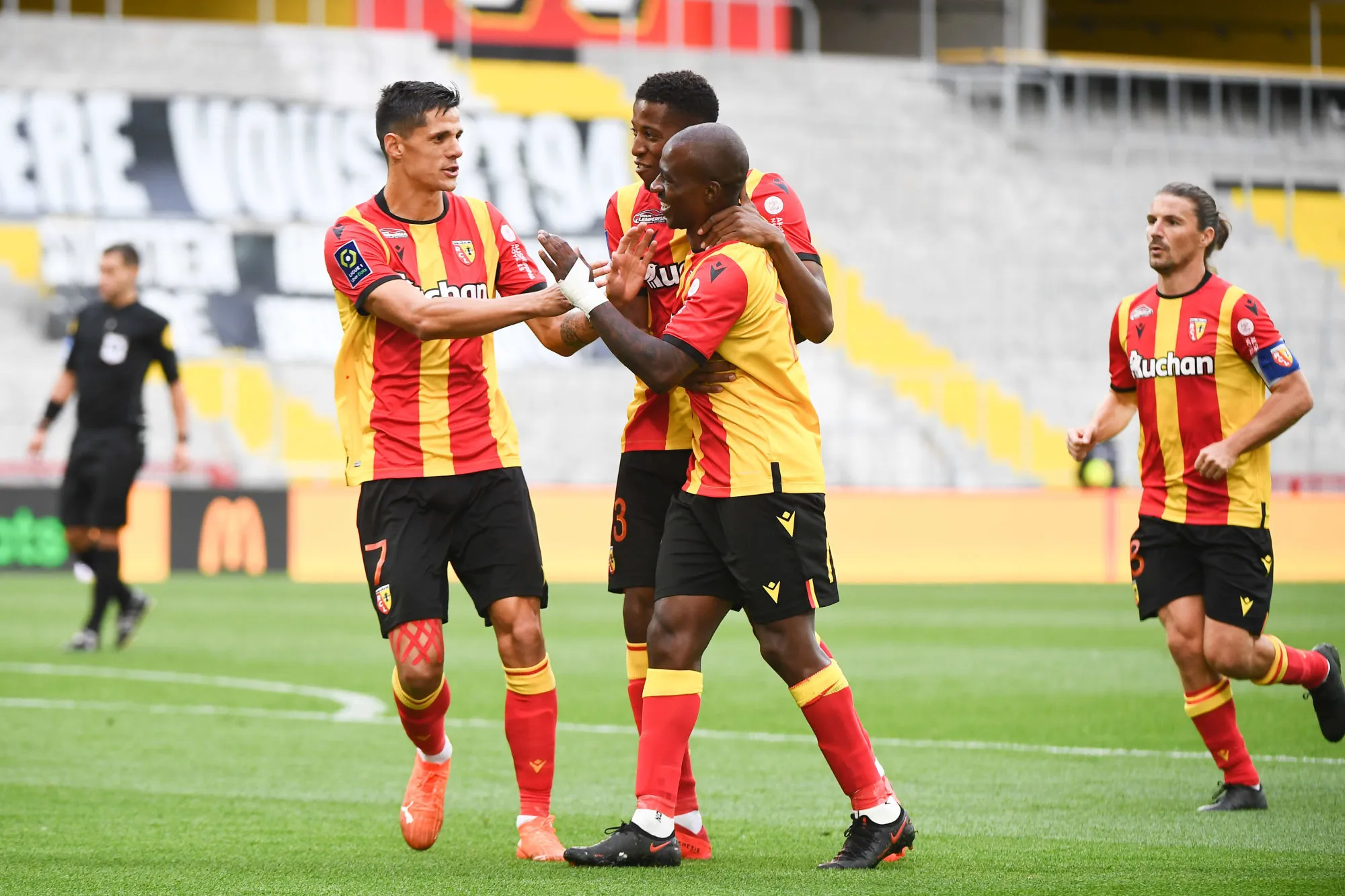 Lens s&rsquo;impose facile à domicile et rend vert de rage Saint-Étienne