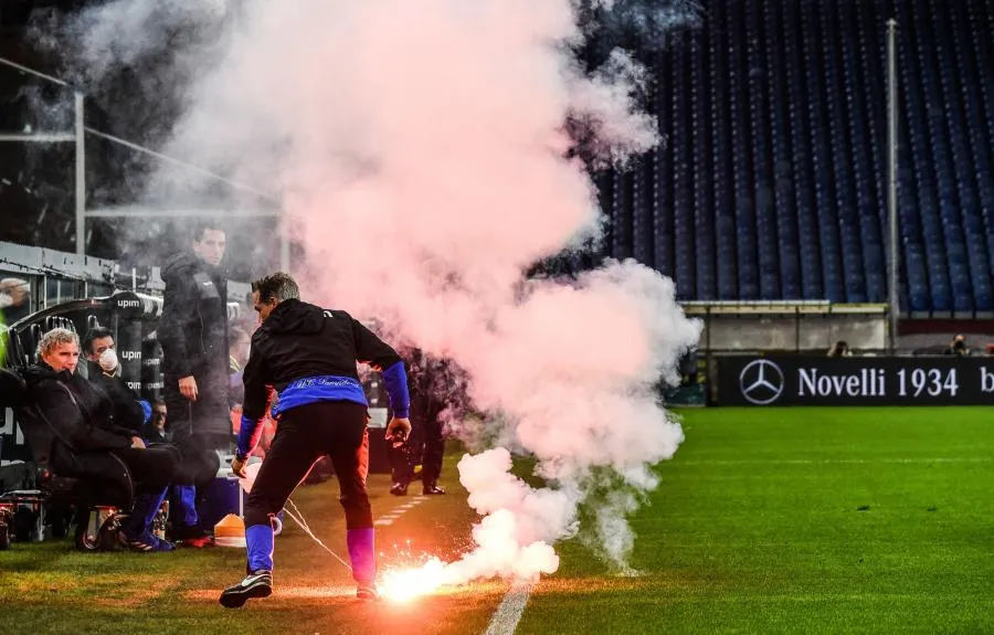 Le derby de Gênes interrompu par un fumigène