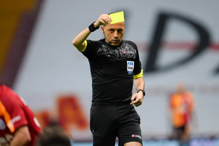 Kayleigh Green reçoit deux cartons jaunes, mais reste sur le terrain