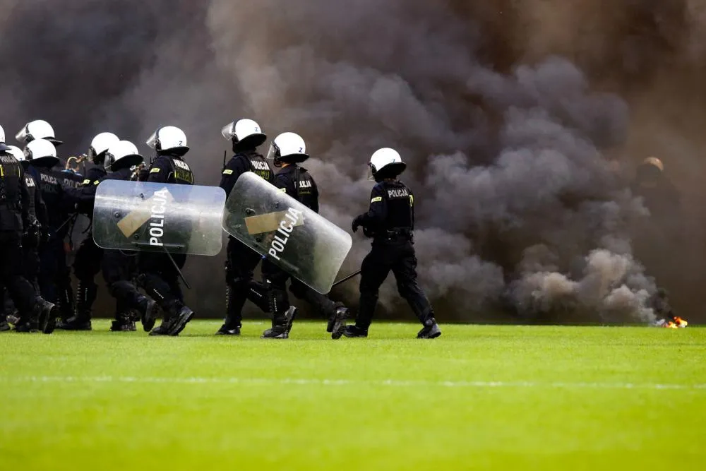 Des policiers de Poznań se servent d&rsquo;un maillot du Legia comme paillasson