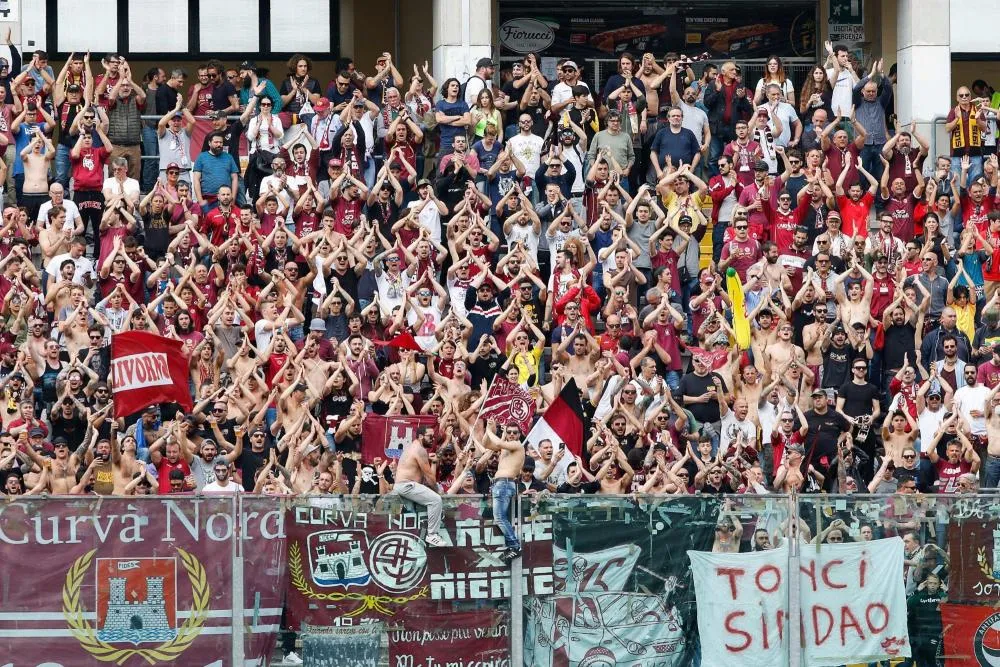 Des croix en bois et une tête de cochon installées sur la pelouse de Livourne