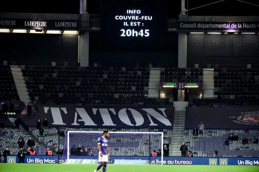 Les fans toulousains quittent le Stadium en laissant une banderole «<span style="font-size:50%">&nbsp;</span>Désolé, on a couvre-feu<span style="font-size:50%">&nbsp;</span>»