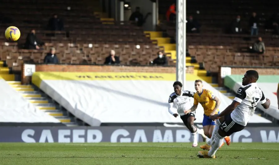 Le penalty complètement manqué de Cavaleiro contre Everton