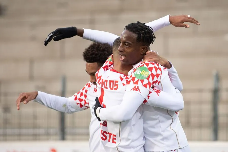 Mateta claque un triplé avec Mayence