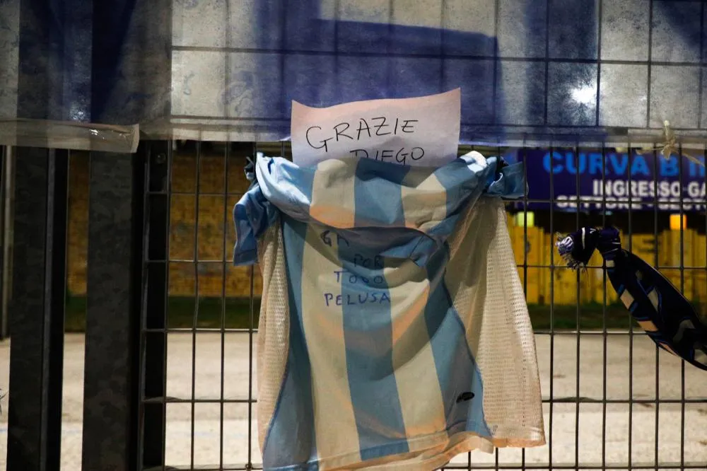 Le stade de Naples va être rebaptisé au nom de Maradona