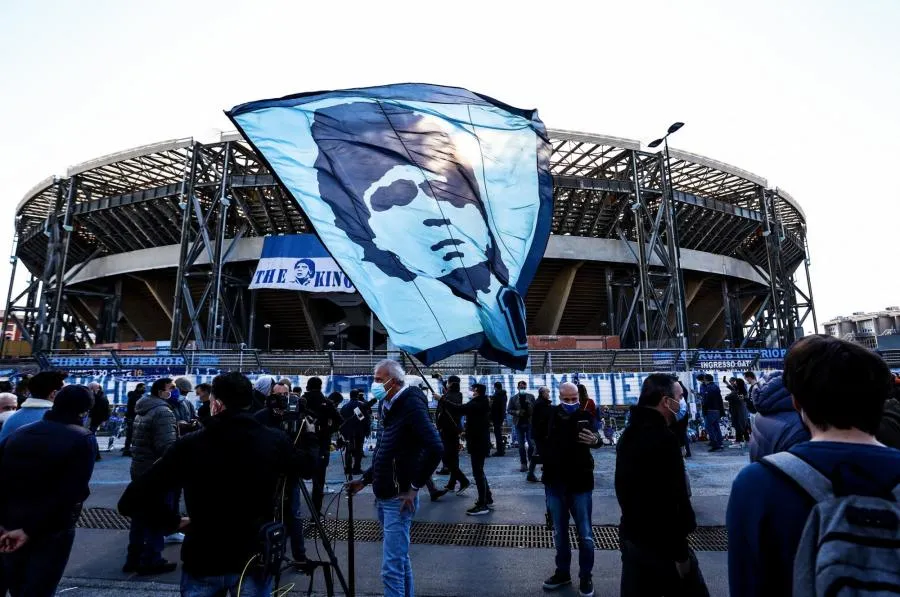 Les supporters de Naples ont fêté Maradona aux abords du San Paolo