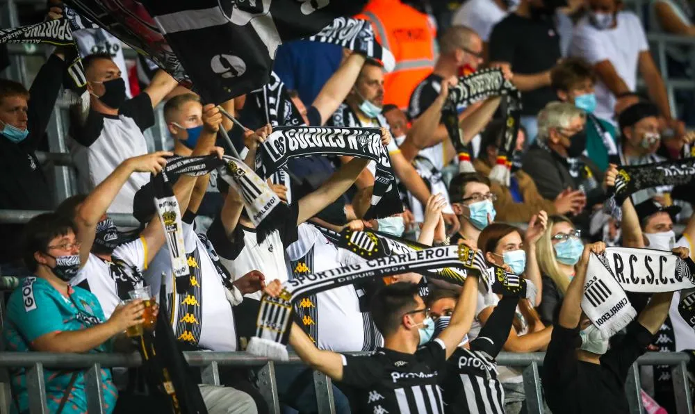 Les supporters de Charleroi répandent du foin sur le banc de touche de leur équipe