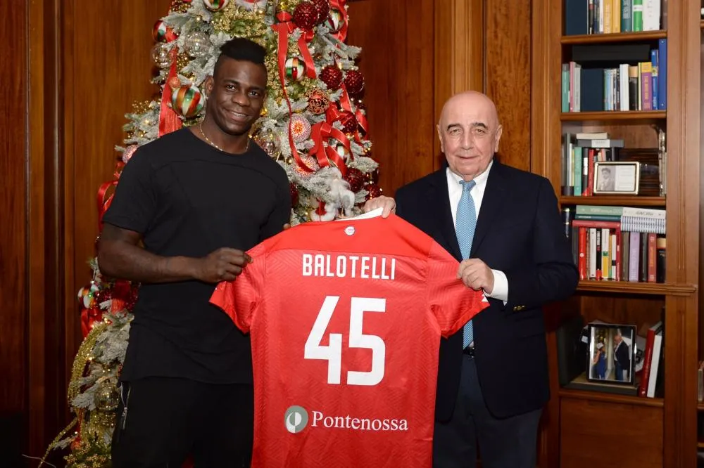 Mario Balotelli signe à Monza