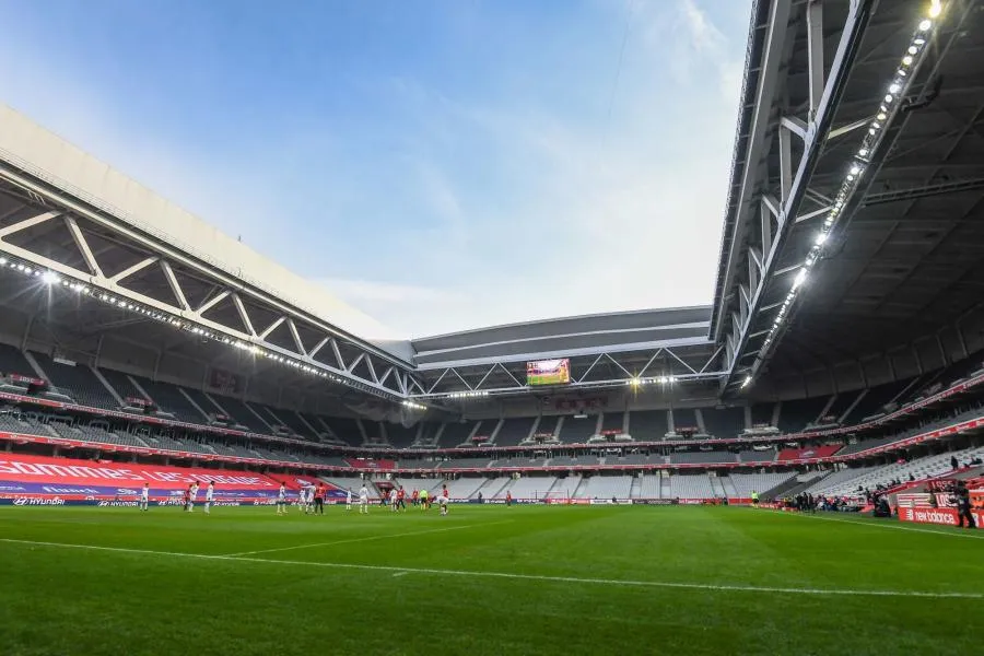 En France, pas de retour des supporters dans les stades avant janvier