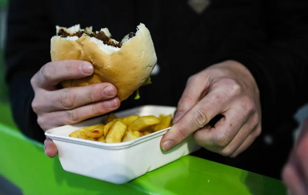 Burger King change son logo en « Burger Queen » sur le maillot de l’équipe féminine de Stevenage FC