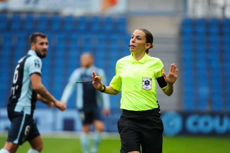 Stéphanie Frappart, première femme à arbitrer un match de Ligue des champions