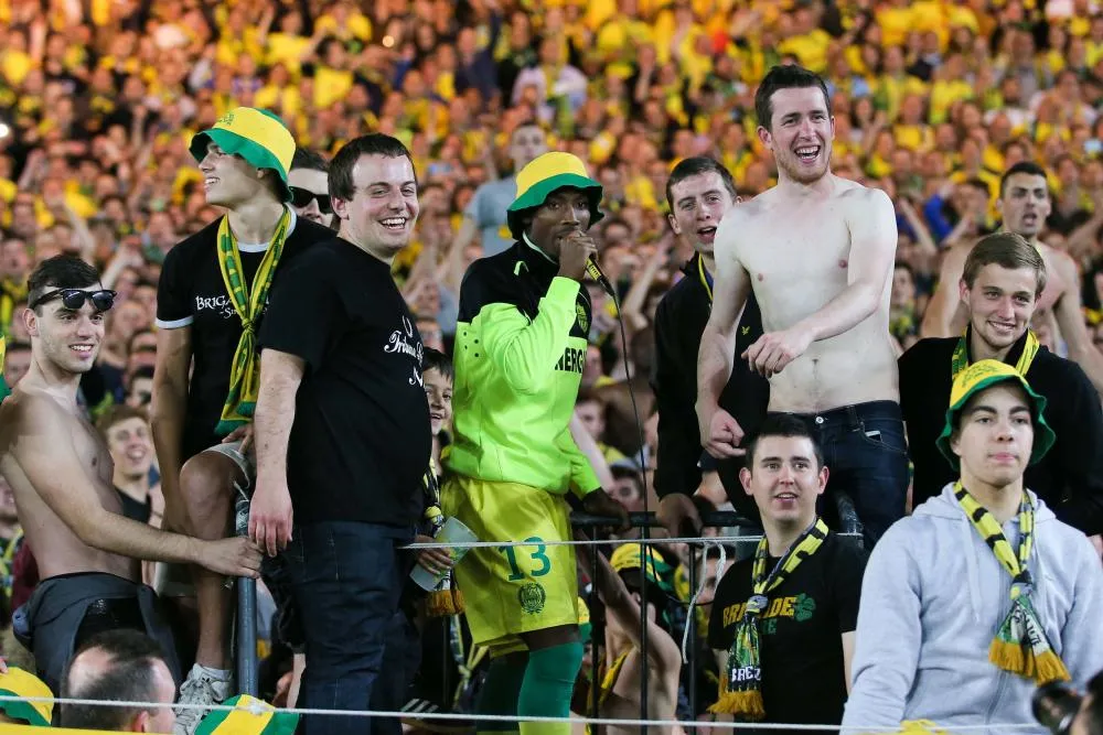 Des fans du FC Nantes diffusent une musique de cirque lors du premier entraînement de Domenech