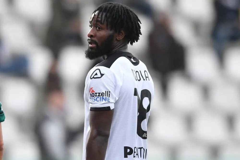 Qui est M'Bala Nzola, le buteur français du Spezia Calcio qui casse tout en Serie A ?