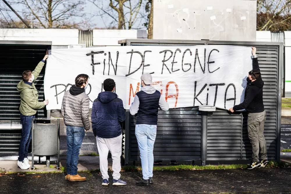 300 banderoles « Le FC Nantes est à vendre » déployées par des supporters anti-Kita dans Nantes