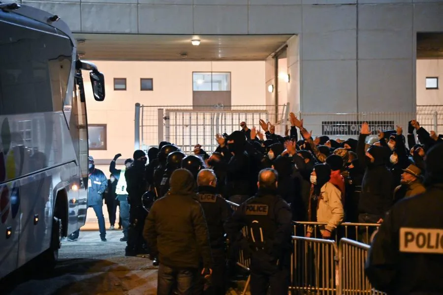 Accueil tendu de la part de supporters nîmois avant la réception de Lille