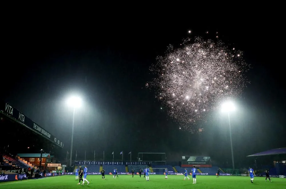 Le match entre Stockport et West Ham interrompu par un feu d&rsquo;artifice
