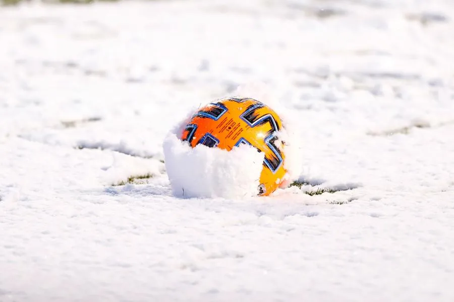 Un match amical joué dans la neige en Pologne