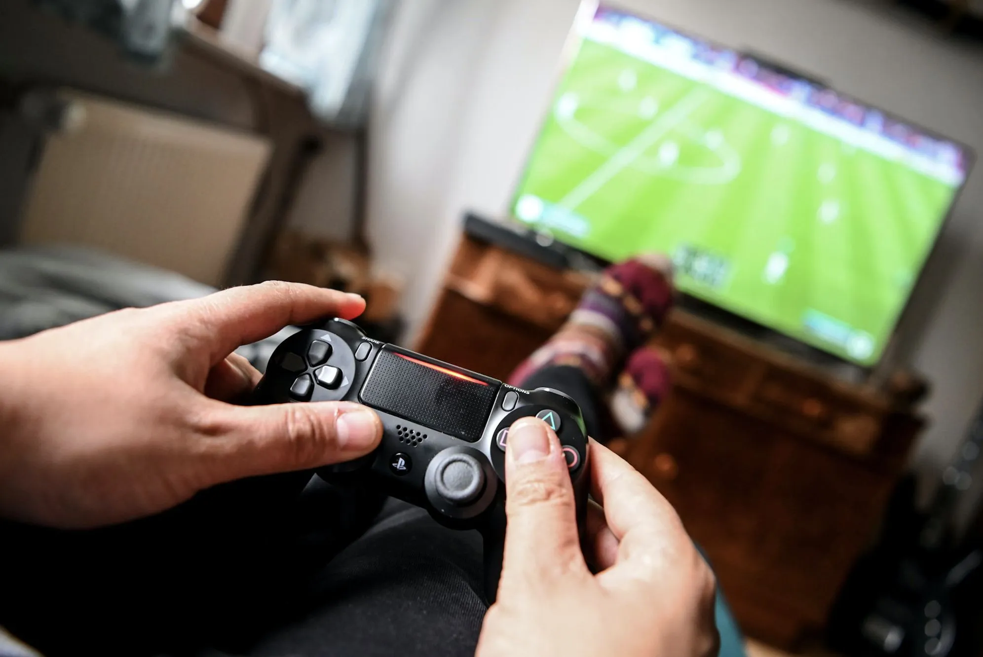 Faut-il laisser gagner son petit cousin à FIFA ?