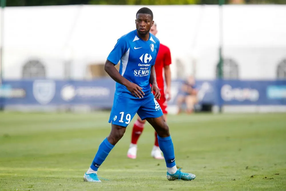 Mamadou Diallo tente d’embarquer le socle du trophée de l’homme du match