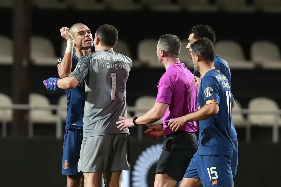 Pepe se chauffe avec un coéquipier après la victoire du FC Porto