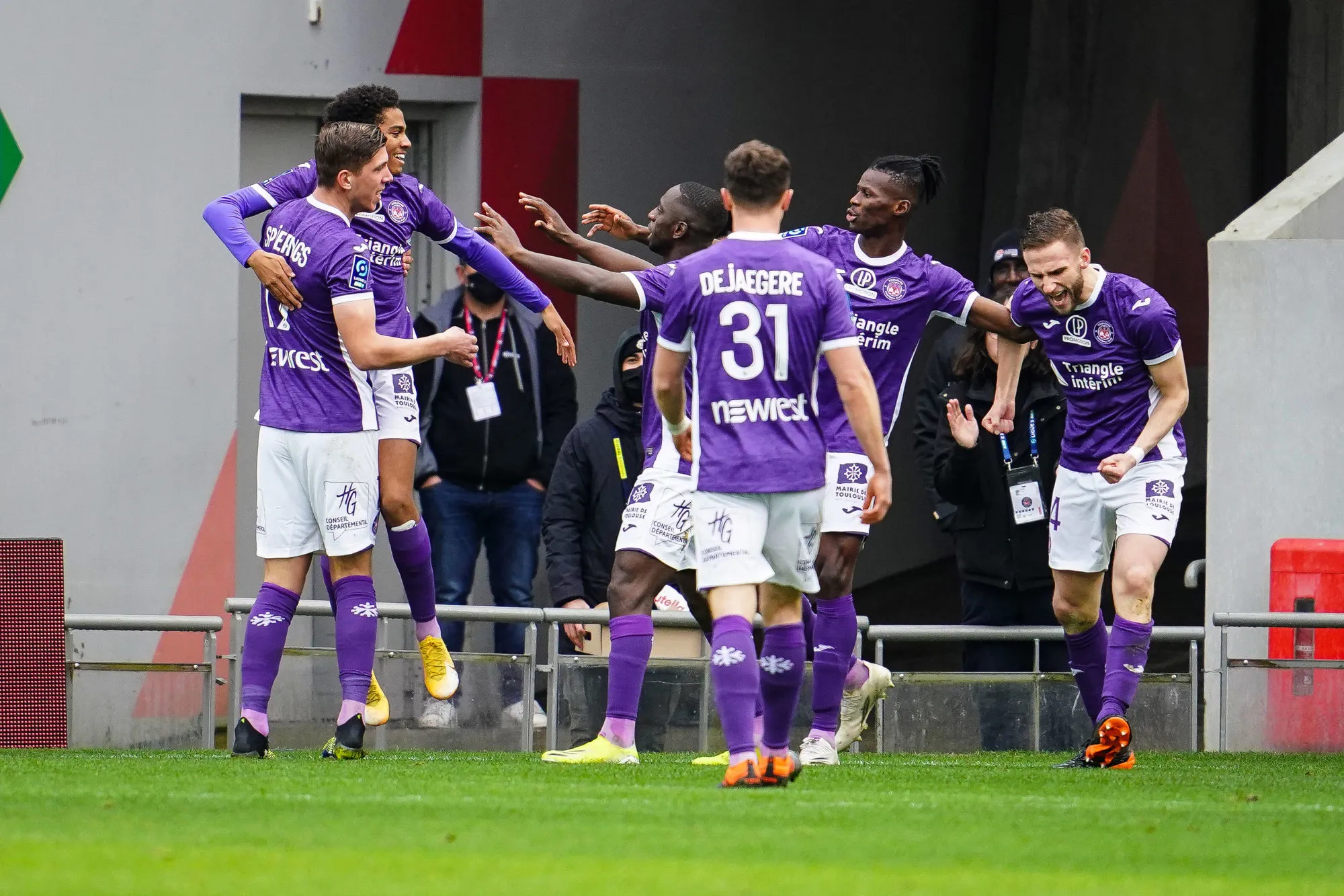 Avec leur victoire sur Auxerre et Clermont, Troyes et Toulouse s&rsquo;échappent