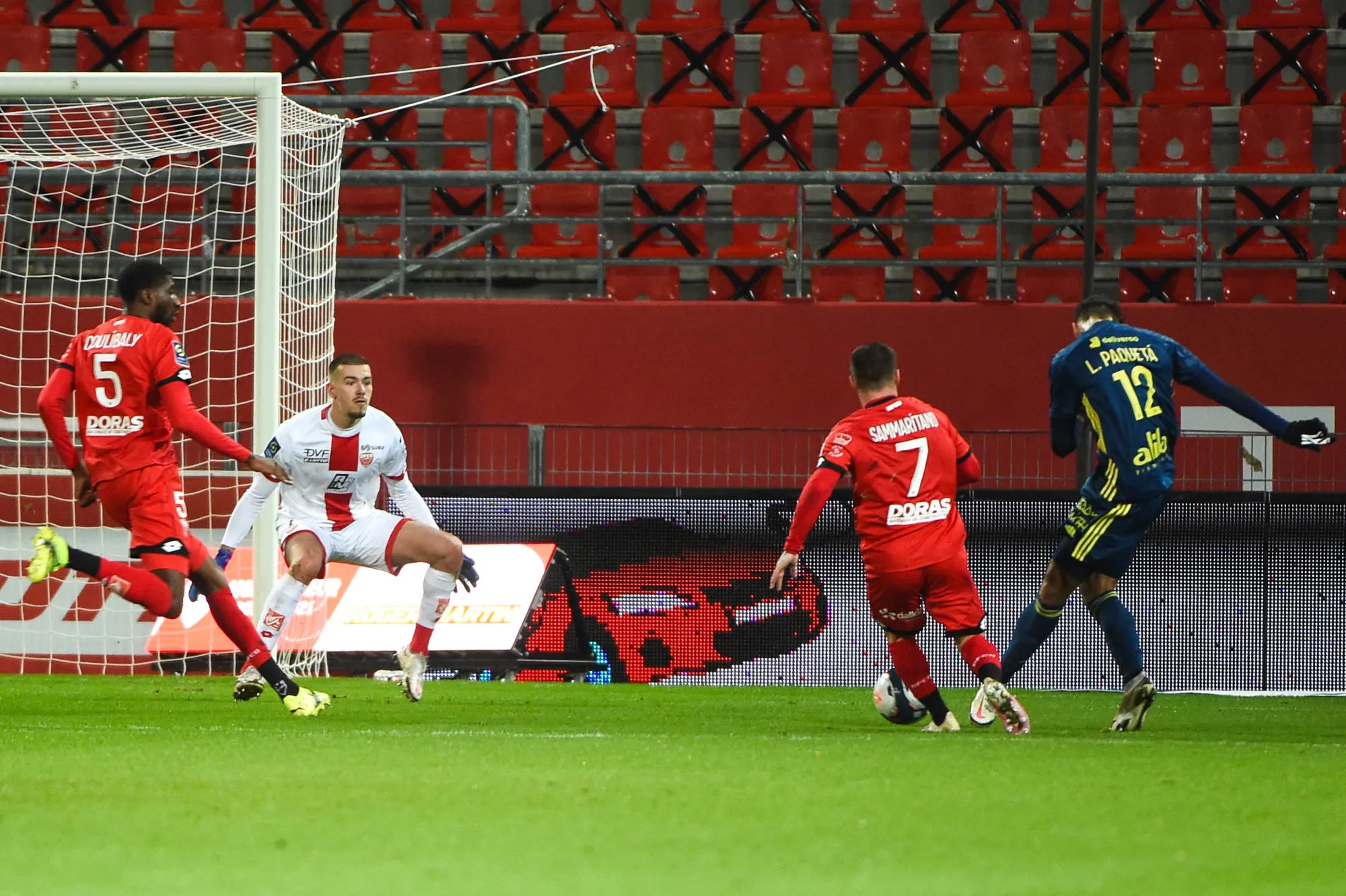 Un petit Olympique lyonnais enchaîne en gagnant 1-0 à Dijon