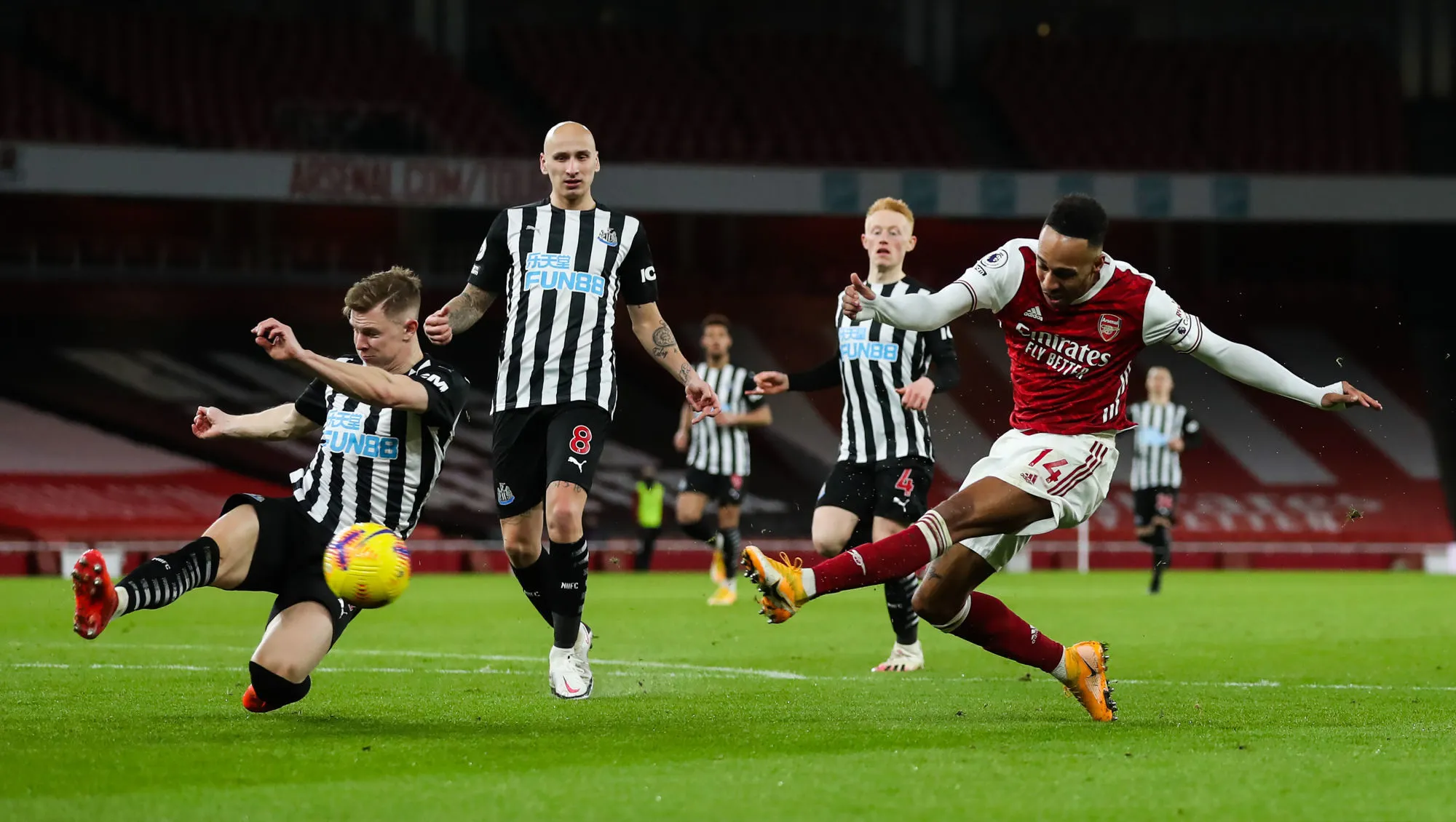 Arsenal taloche Newcastle