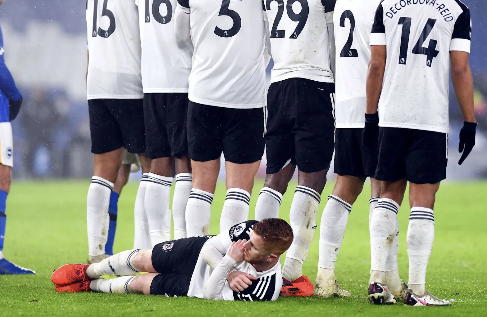 Les joueurs qui s’allongent derrière le mur sur un coup franc