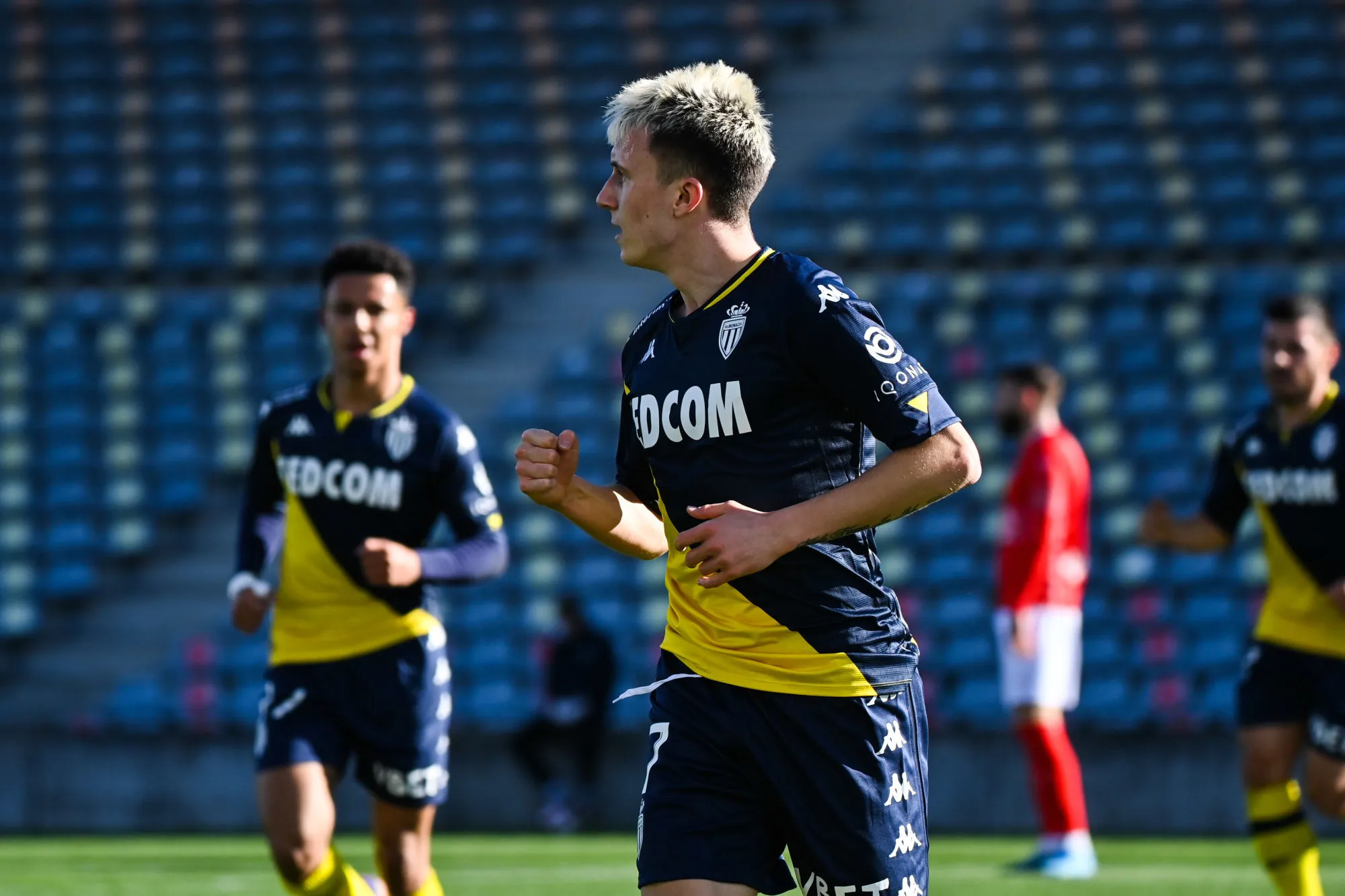 Dans un match fou et grâce à un triplé de Golovin, Monaco bat Nîmes