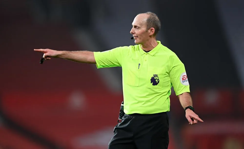 Menacé de mort, Mike Dean refuse d’arbitrer