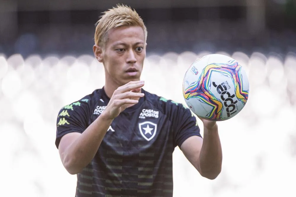 Keisuke Honda signe en Azerbaïdjan