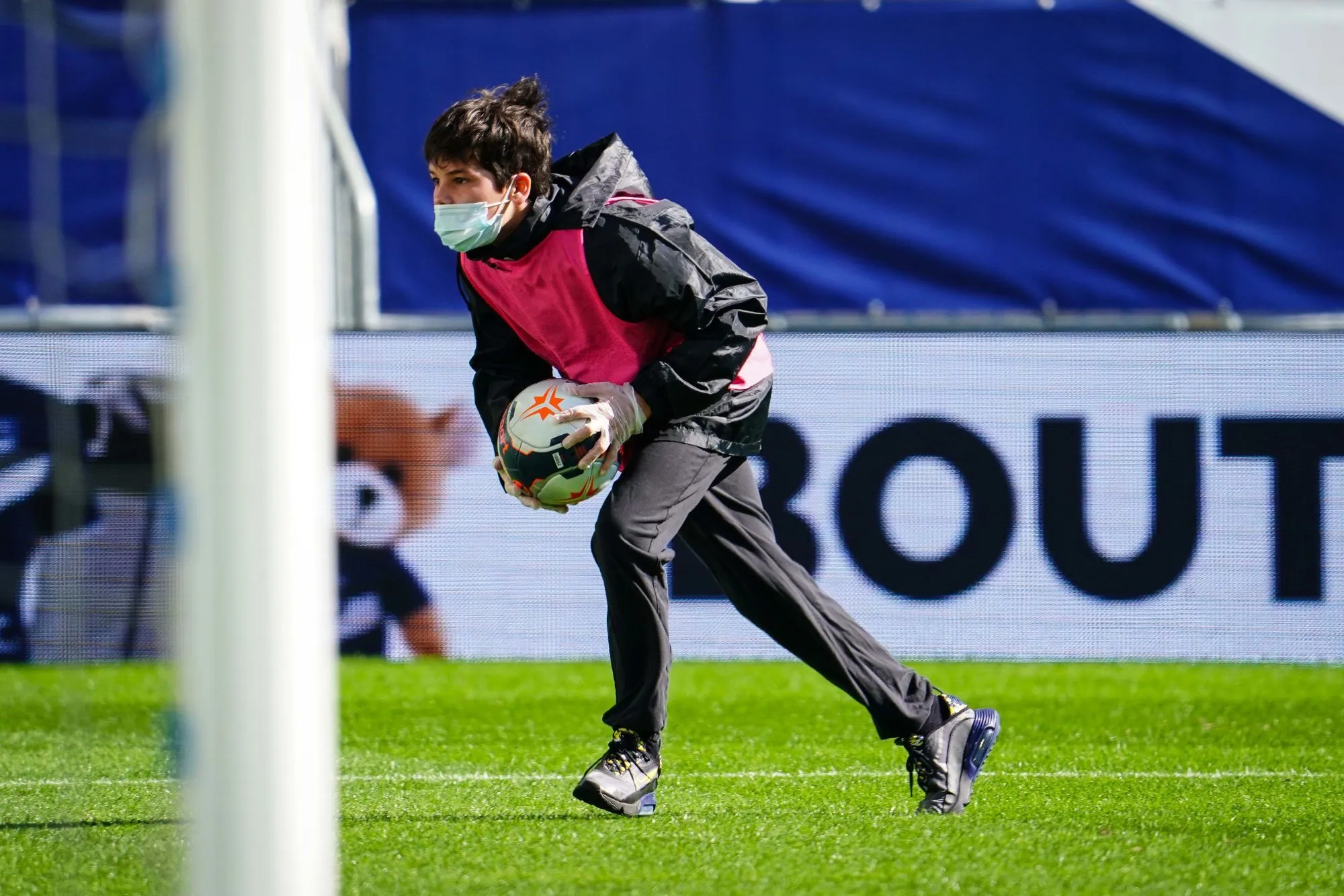 En Algérie, un ramasseur de balle arrête une frappe dans le but