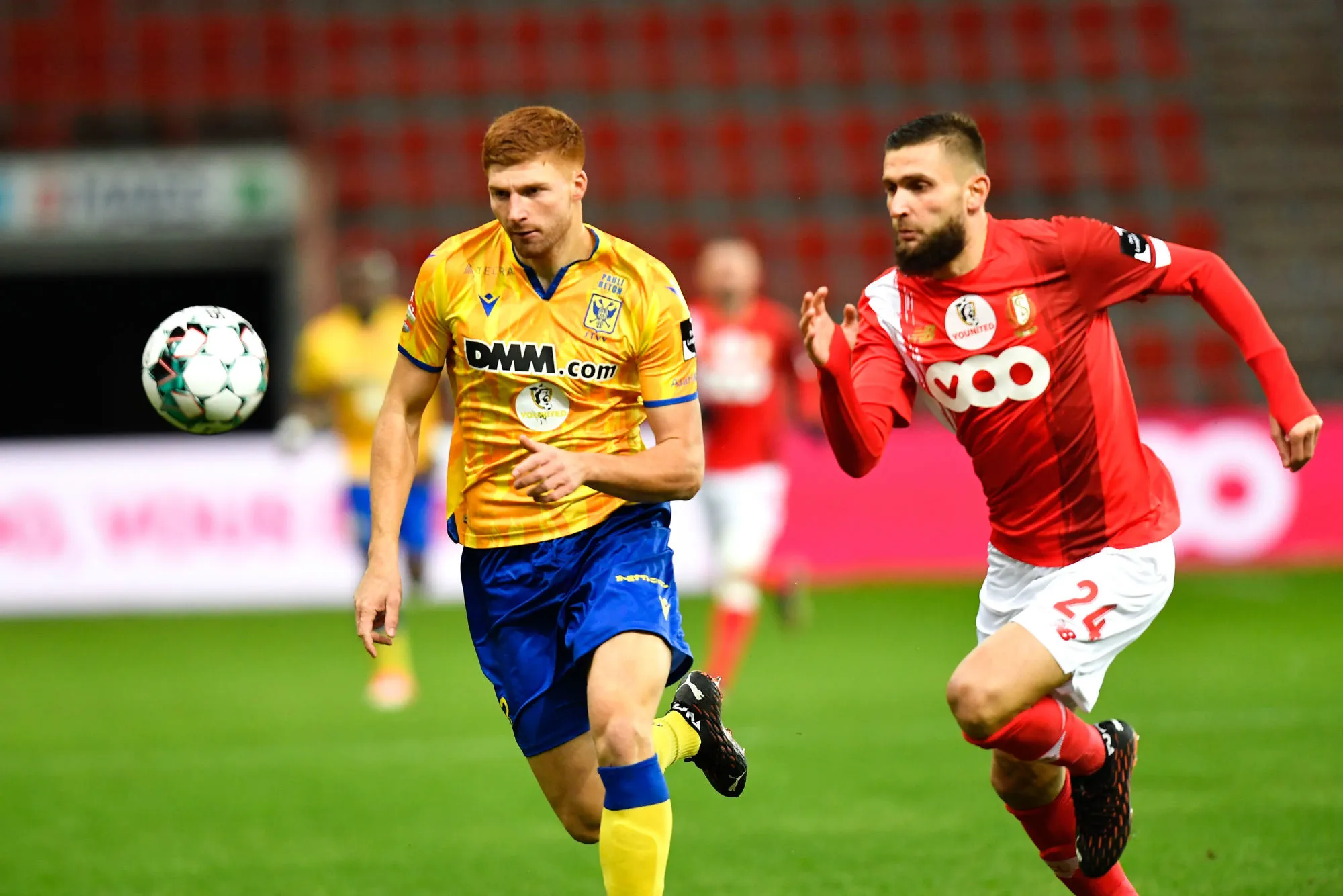 Un joueur de Saint-Trond se blesse avec sa tondeuse à gazon