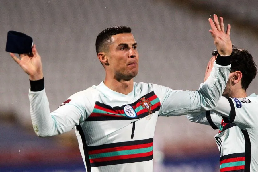 Le brassard jeté par Ronaldo lors de Serbie-Portugal vendu 64 000 euros