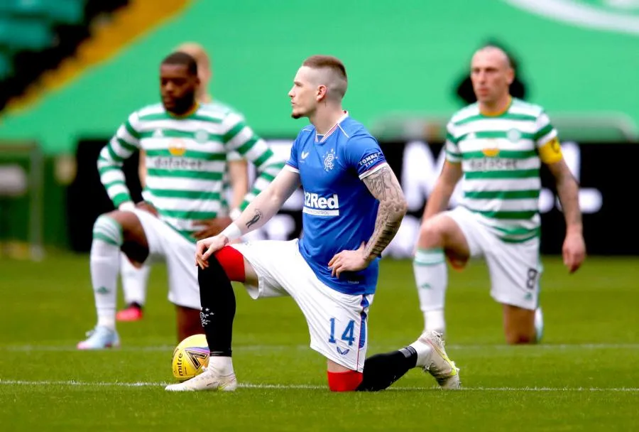 Les joueurs du Celtic et des Rangers préfèrent lutter contre le racisme en restant debout
