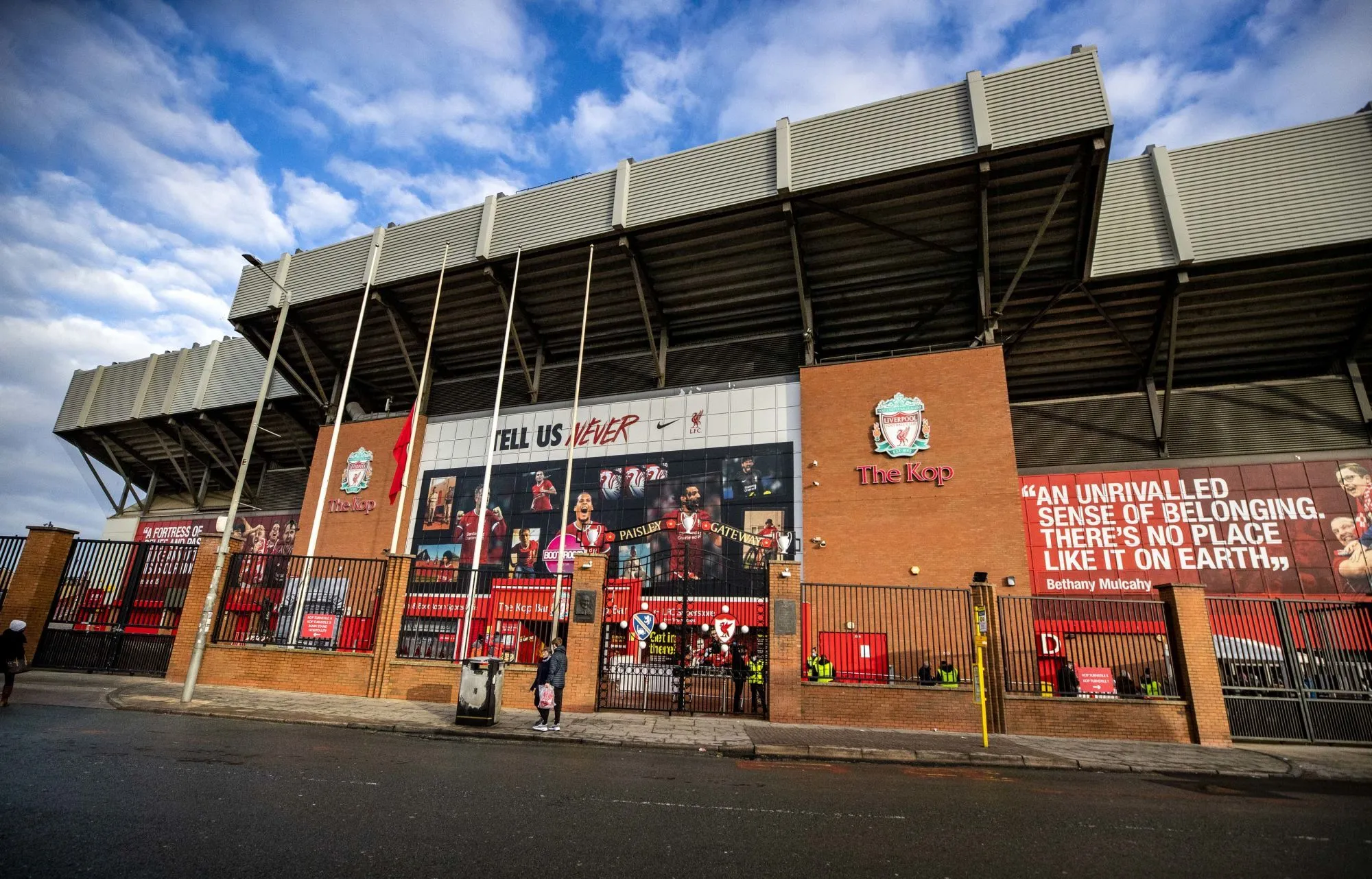 À Anfield, des banderoles contre la Superligue