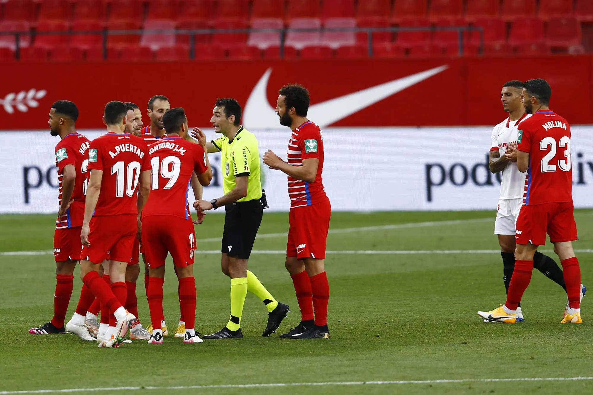 L’arbitre de Séville-Grenade siffle la fin trop tôt et fait revenir tout le monde sur la pelouse