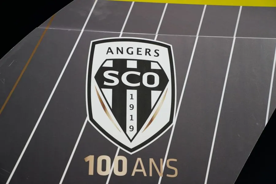 Angers et le Paris FC interdits de recrutement par la FIFA