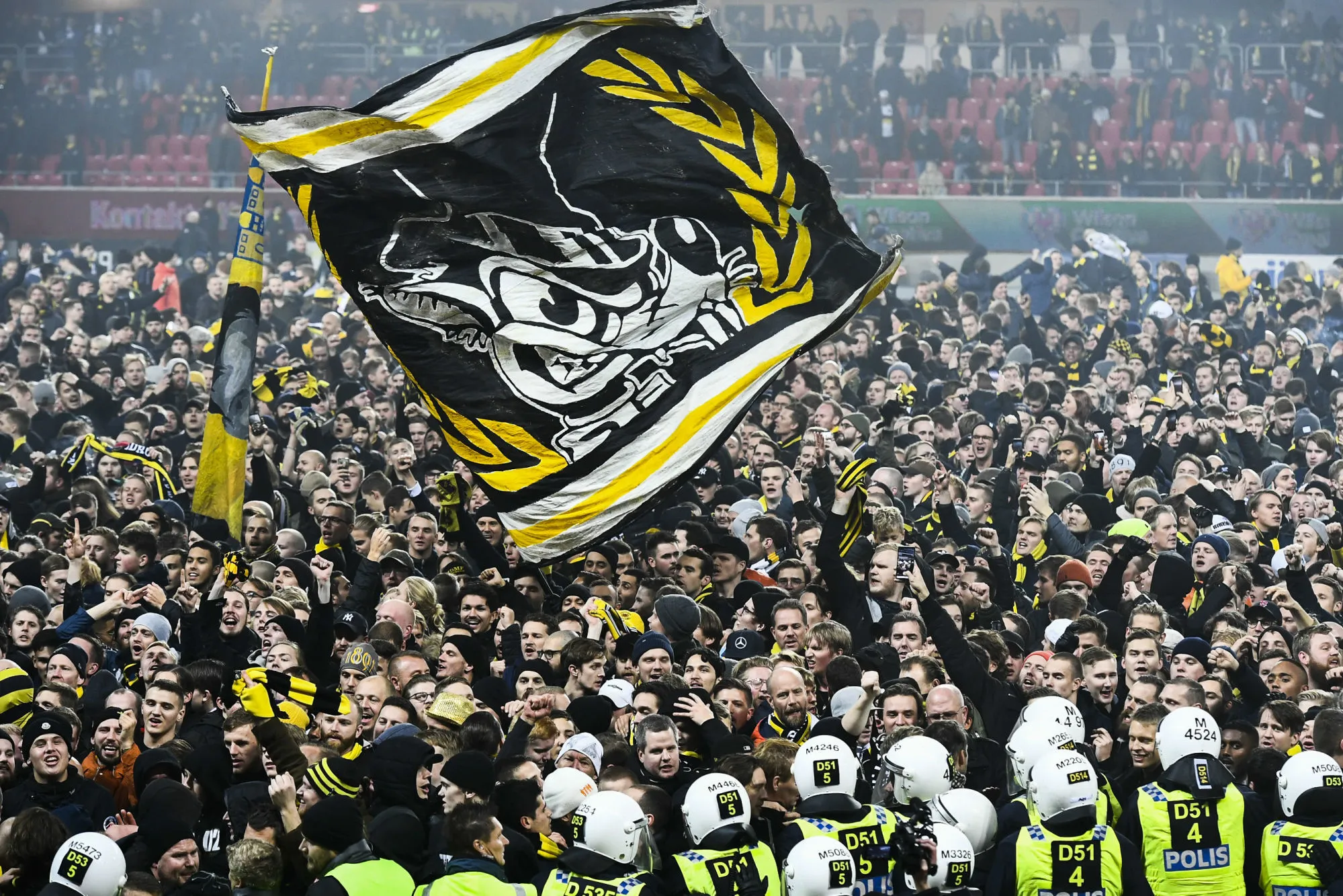 Des ultras de l’AIK occupent un centre commercial pour protester contre le huis clos