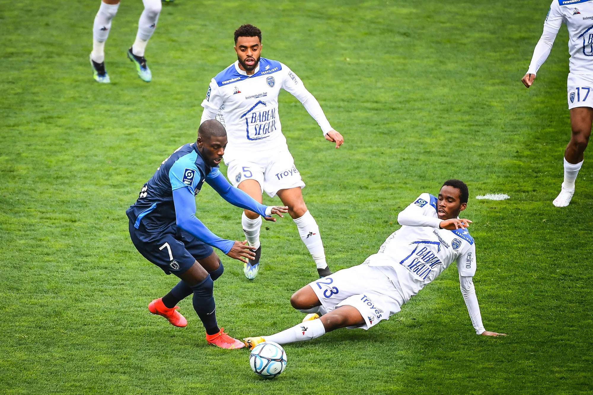 Ligue 2 : Le Paris FC et Troyes partagent les points et les rouges