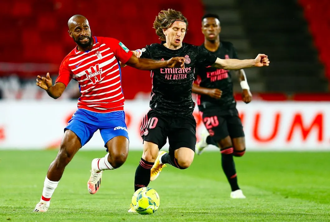 Le Real explose Grenade et reste dans la course au titre