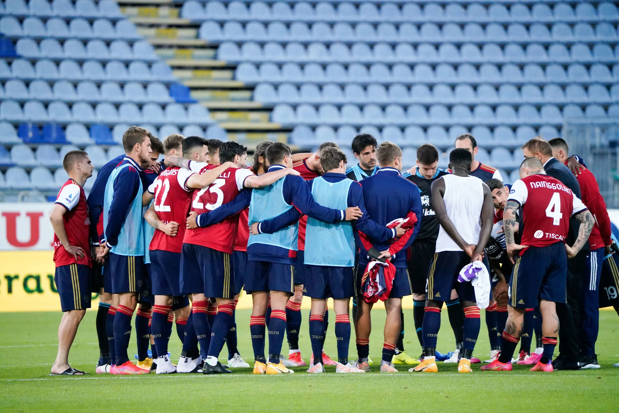 Pour fêter le maintien, les joueurs de Cagliari partagent une bière avant le match